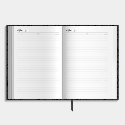 A5 schoolagenda 2025-2026 met donkergrijze, harde cover en glanzende zwarte lijnen in kaartpatroon – binnenwerk met ruimte voor cijferlijsten.