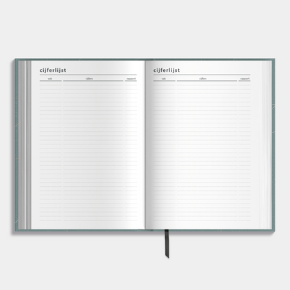 A5 schoolagenda 2025-2026 met groene, harde cover en goudfolielijnen – binnenwerk met ruimte voor cijferlijsten.