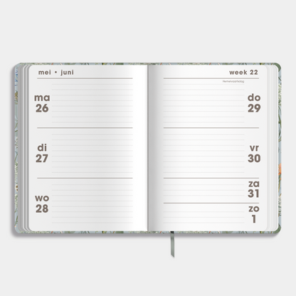 A6 agenda 2025-2026 met weidebloemenprint – binnenwerk met weekoverzicht.