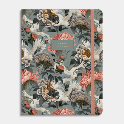 Weekplanner 2025 - 2026 A4 met chique print van kraanvogels, harde cover en elastische sluiting – vooraanzicht.