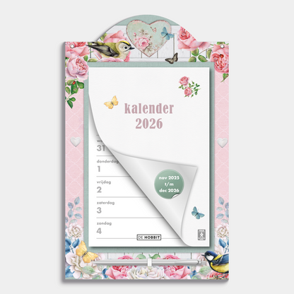 Scheurkalender 2026 op een kartonnen bord voorzien van een vrolijk brocante motief met rozen, vlinders en vogels, met pen – vooraanzicht.