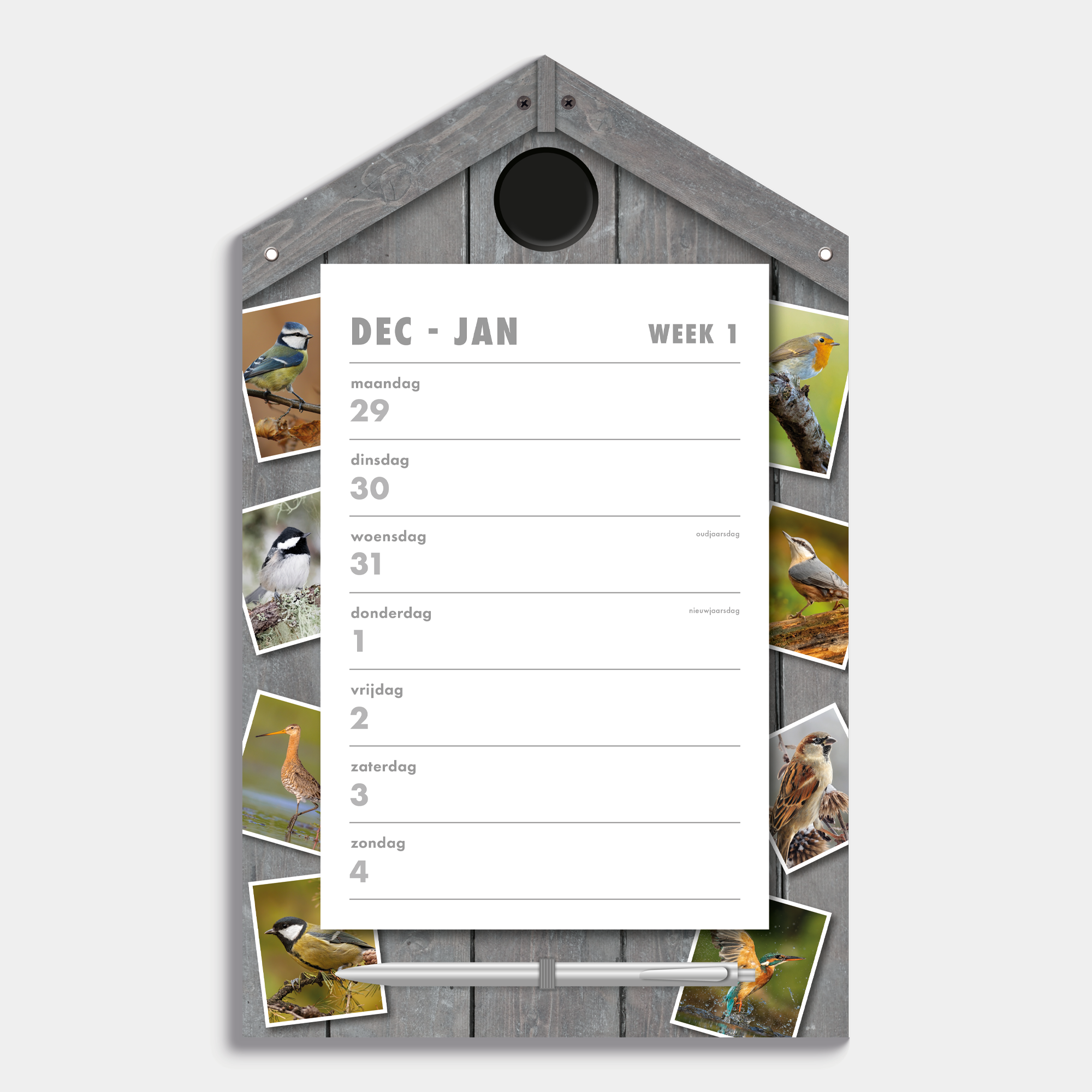 Scheurkalender 2026 op een kartonnen bord in de vorm van een vogelhuisje, met pen – binnenwerk met weekoverzicht.