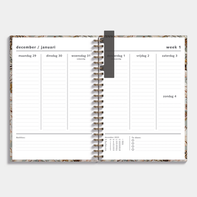 A4 planner 2026 met tijgerlelies op zachtblauwe achtergrond – weekoverzicht.