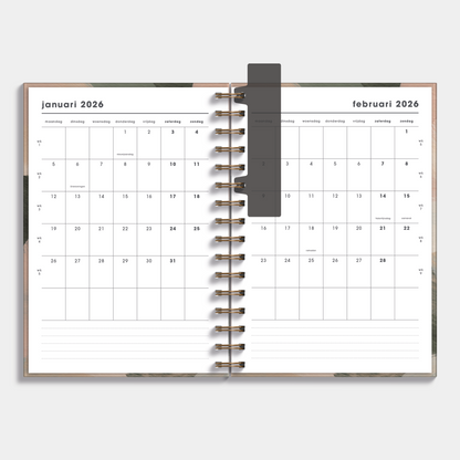 spiraalgebonden planner 2026 in A5 met dessin van verfstreken in beige en olijfgroen – binnenwerk met maandplanner.