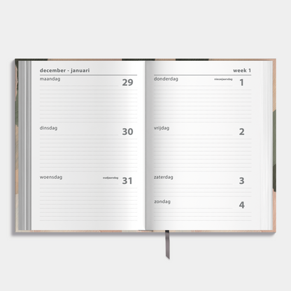 Basic agenda 2026 met harde kaft die is voorzien van verfstreken in olijfgroene en warme bruine tinten – binnenwerk met weekoverzicht.