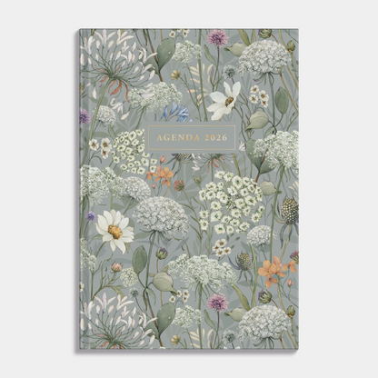 basic agenda 2026 met een print van weidebloemen op een zachtgroene achtergrond – vooraanzicht.