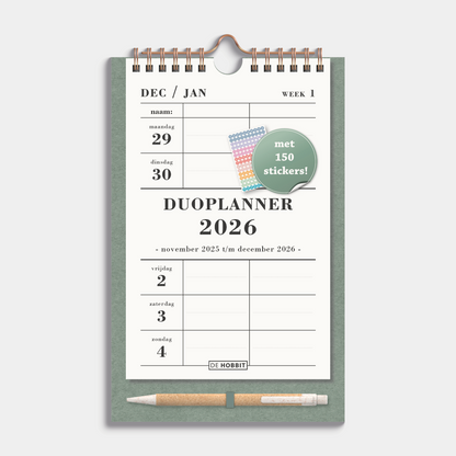 Duoplanner 2026 A5 met een groen kartonnen bord met pen – vooraanzicht.