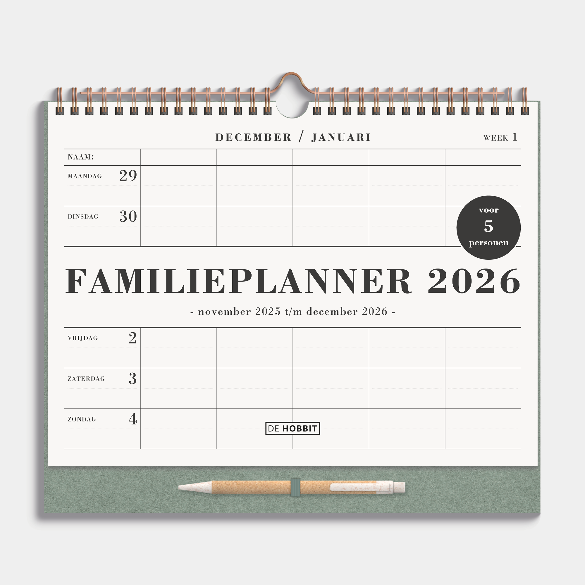 Familieplanner 2026 A4 met crèmekleurig papier, metalen spiraal en pen – vooraanzicht.