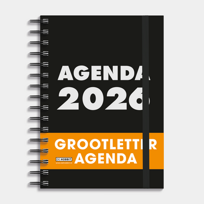 A5 ringband grootletter agenda 2026 met zwarte, harde cover – vooraanzicht met oranje banderol.