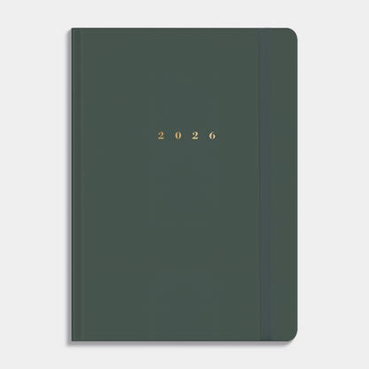 Luxe agenda 2026 A5 met donkergroene suèdelook afwerking, harde cover en elastische sluiting – vooraanzicht.