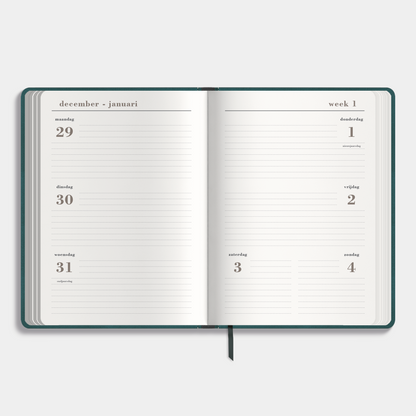Luxe agenda 2026 A5 met tealkleurig suèdelook afwerking, harde cover, elastische sluiting en pennenlussen – binnenwerk met weekoverzicht.