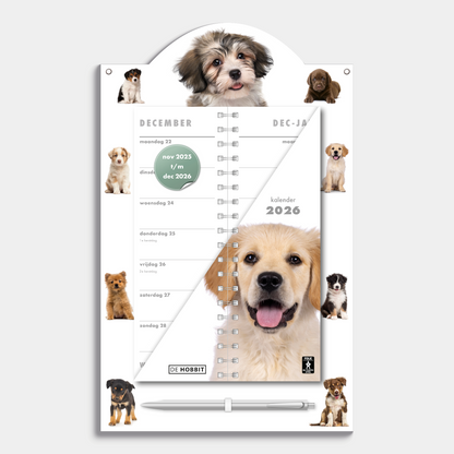 Luxe omslagkalender 2026 met 2-weeks overzicht op een kartonnen bord met foto's van honden en puppy's, voorzien van een pen en ophangkoord – vooraanzicht.