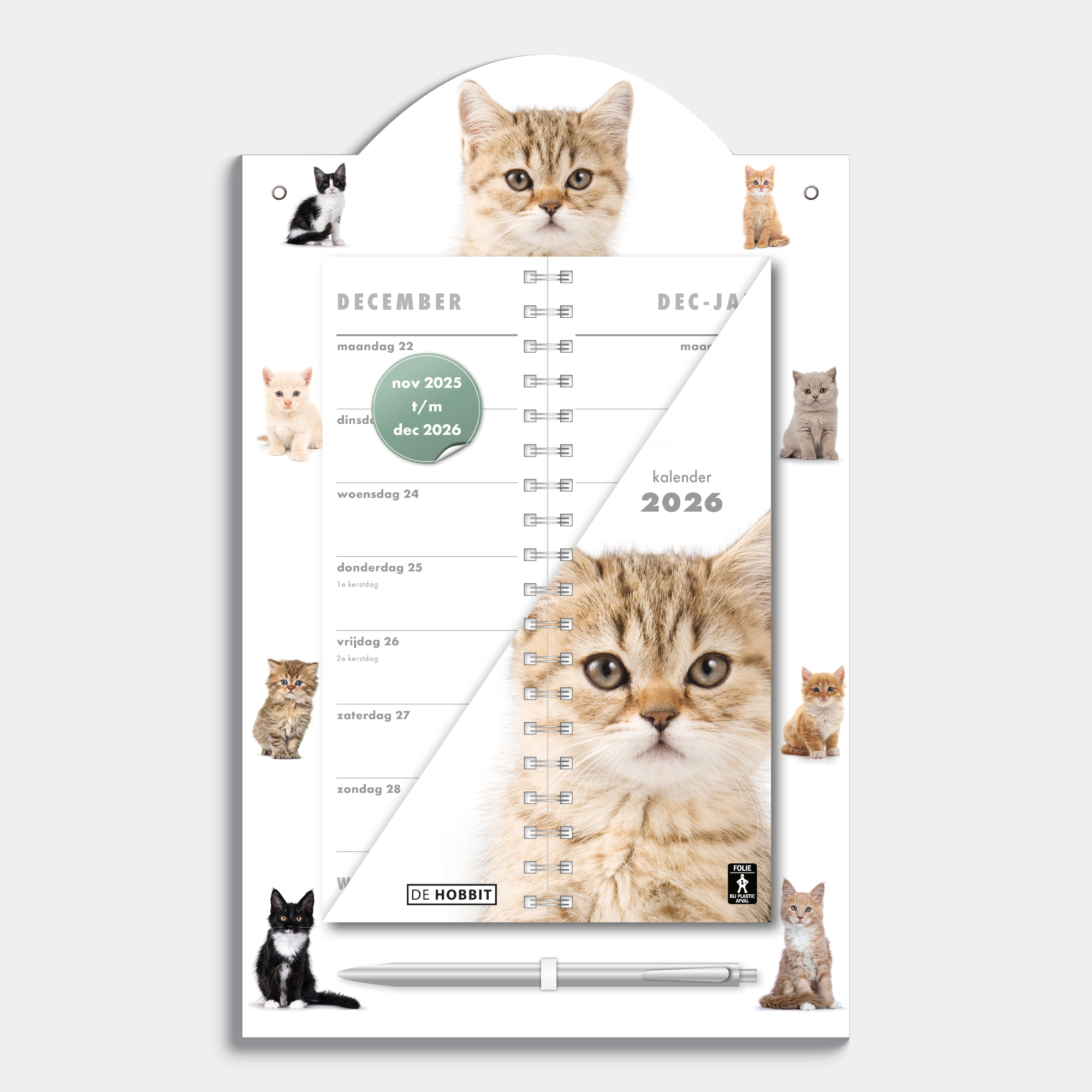 luxe omslagkalender 2026 met 2-weeks overzicht op een kartonnen bord met foto's van jonge katten en kittens, voorzien van een pen en ophangkoord – vooraanzicht.