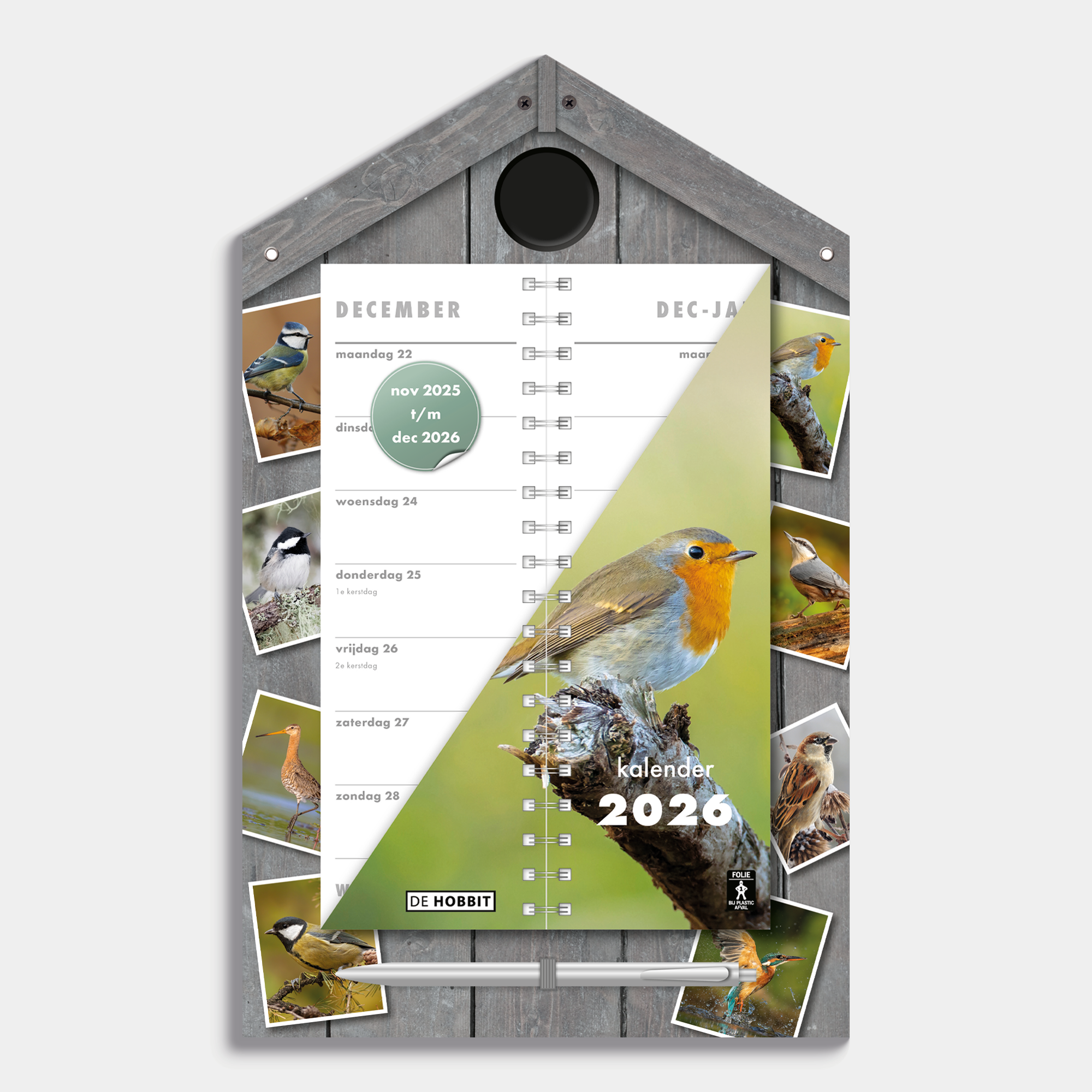 Luxe omslagkalender 2026 met 2-weeks overzicht op een kartonnen bord in de vorm van een vogelhuisje, voorzien van een pen en ophangkoord – vooraanzicht.