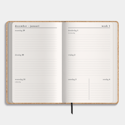 A6 agenda 2026 met kurken coverafwerking en stevige elastieken sluiting – binnenwerk met weekoverzicht.