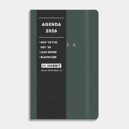 A6 agenda 2026 met suèdelook cover in donkergroen, harde cover en stevige elastieken sluiting – vooraanzicht met informatieve banderol.