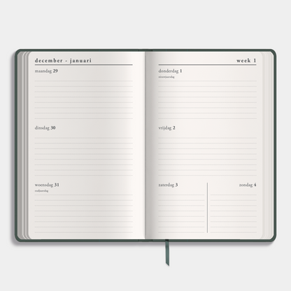 A6 agenda 2026 met suèdelook cover in donkergroen – binnenwerk met weekoverzicht.