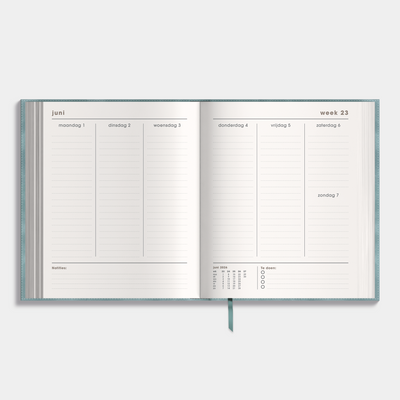 Luxe weekplanner 2026-2027 met een flexibele grijsblauwe suèdelook cover – weekoverzicht.