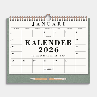 maandkalender 2026 A4 op een kartonnen bord met pen en metalen spiraal – vooraanzicht.