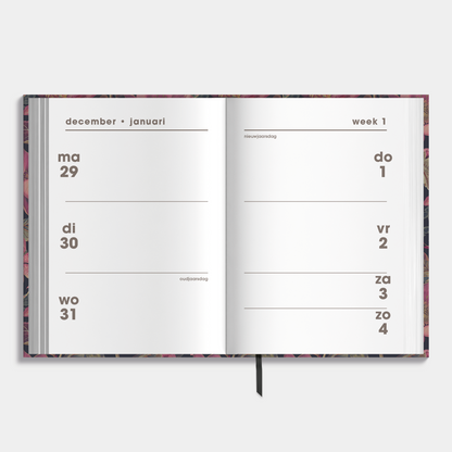 kleine agenda 2026 in A7 formaat met klassieke print van lelies, passiebloemen en pioenrozen in rode tinten – weekoverzicht.