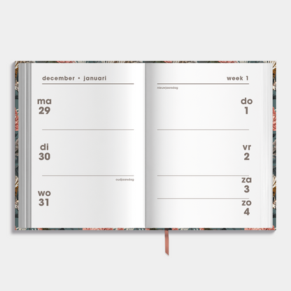 kleine agenda 2026 met chique print van kraanvogels en pioenen – binnenwerk met weekoverzicht.