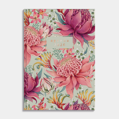 kleine agenda 2026 in A7 formaat met een vrolijke print van tropische bloemen – vooraanzicht.