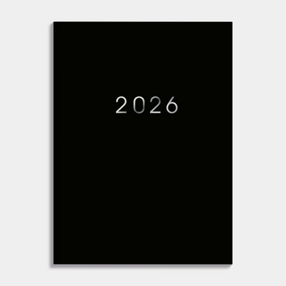 kleine agenda 2026 in A6 formaat met een harde zwarte kaft – vooraanzicht.