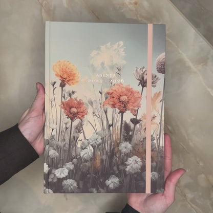 Video van A4 agenda 2025-2026 met veldbloemenprint, harde cover en elastische sluiting.