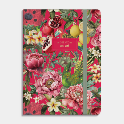 A6 agenda 2026 met tropische print op velvet ronde achtergrond, met een stevige maar zachte cover en elastische sluiting – vooraanzicht.