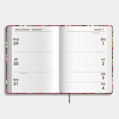 A6 agenda 2026 met tropische print op velvet rode achtergrond – binnenwerk met weekoverzicht.