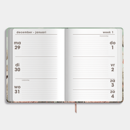 A6 agenda 2026 met veldbloemenprint, met zachte maar stevige cover en elastische sluiting – binnenwerk met weekoverzicht.