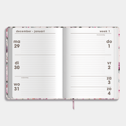 A6 agenda 2026 met kersenbloesemprint, met zachte maar stevige cover en elastische sluiting – binnenwerk met weekoverzicht.