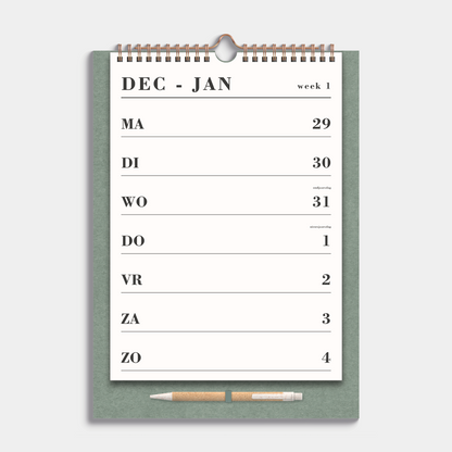 Weekkalender 2026 A4 op een minimalistisch groen kartonnen bord met pen, gebonden in een koperkleurige metalen spiraal en hanger – binnenwerk met weekoverzicht.