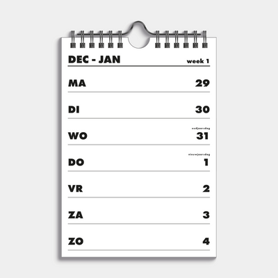 Weekkalender 2026 in A5 formaat, uitgevoerd in basic zwart en wit met een zwarte metalen spiraal en hanger – binnenwerk met weekoverzicht.