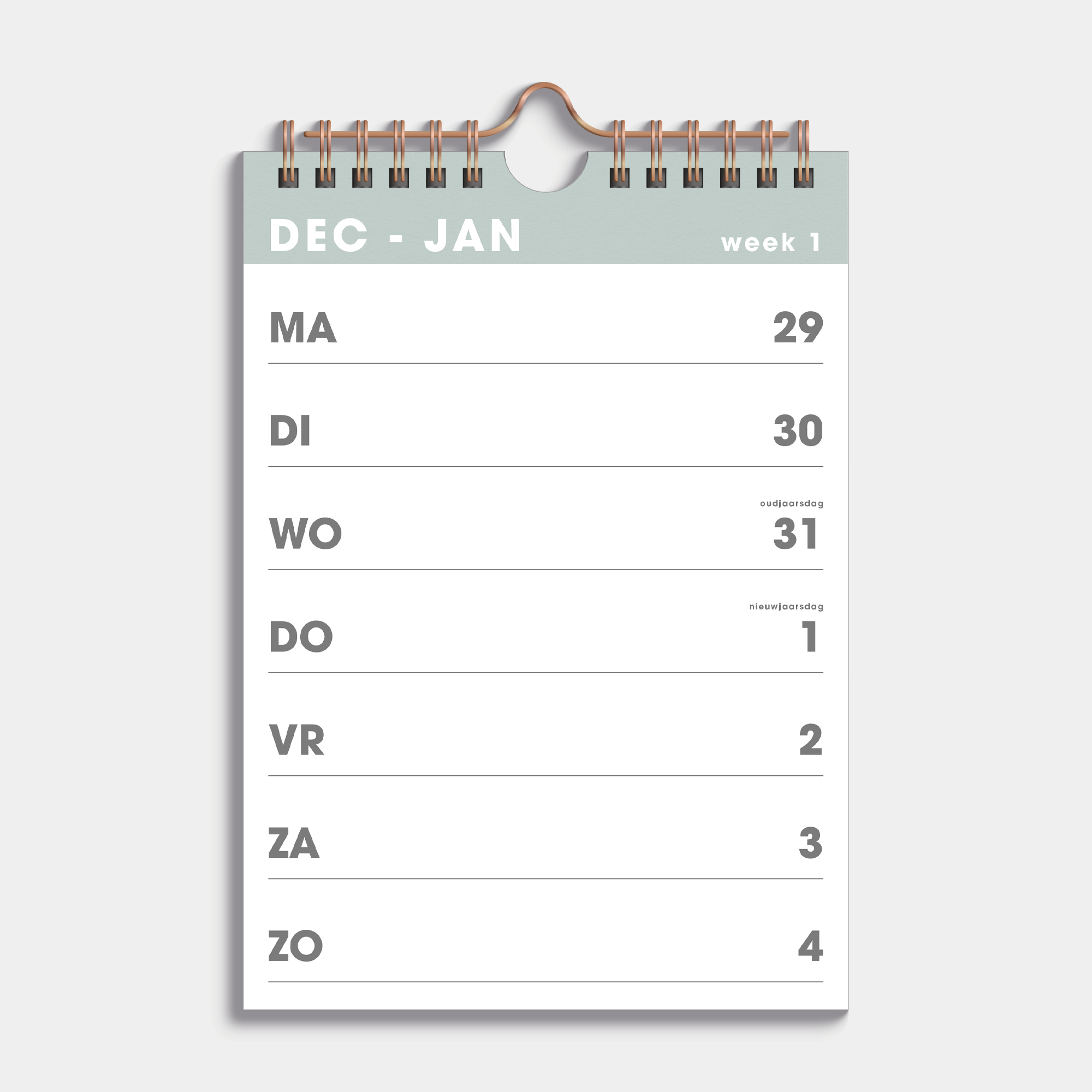 Weekkalender 2026 in A5 formaat, uitgevoerd met grijsgroene accenten en een koperkleurige metalen spiraal en hanger – binnenwerk met weekoverzicht.