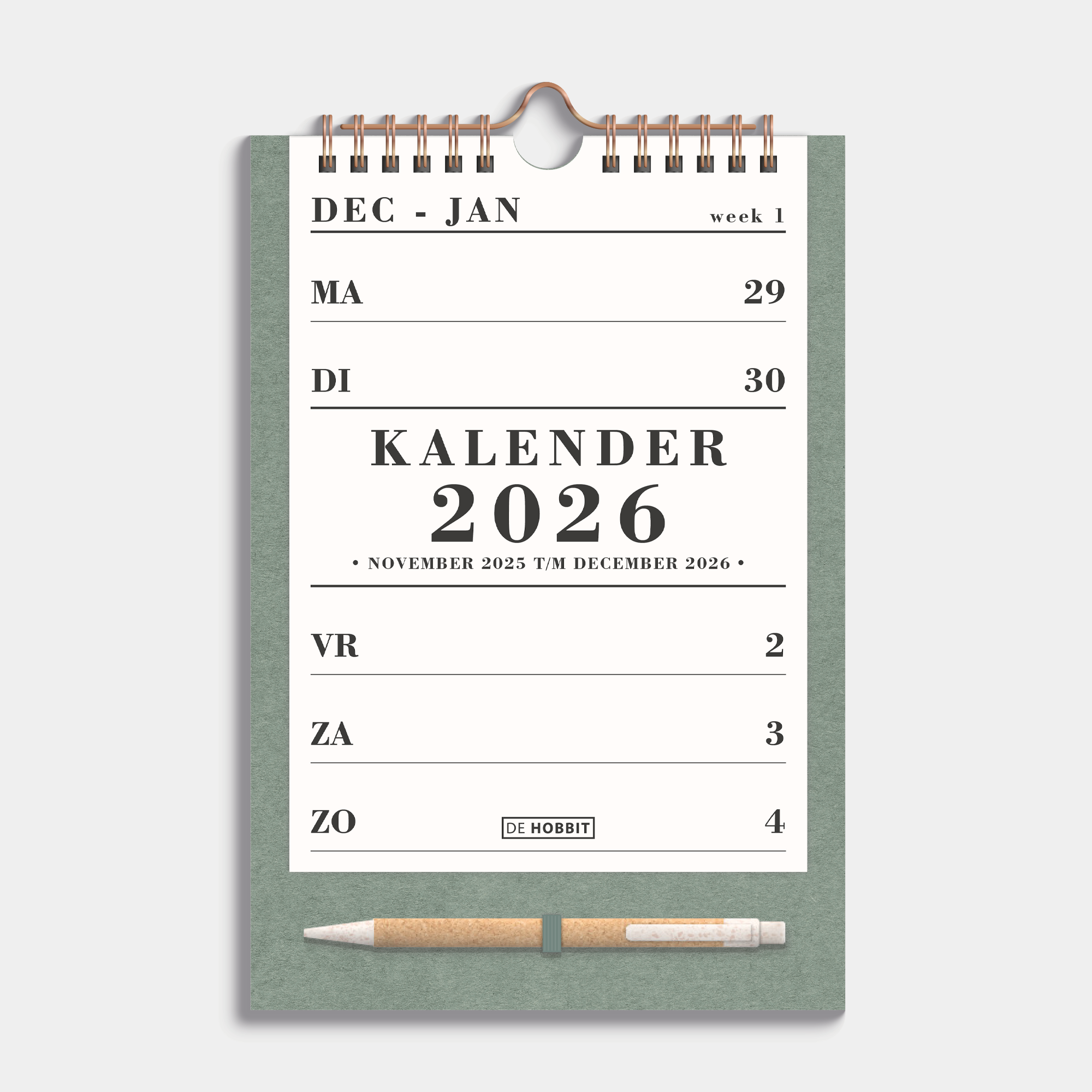 Weekkalender 2026 in A5 formaat op een minimalistisch groen kartonnen bord met pen, gebonden in een koperkleurige metalen spiraal en hanger – vooraanzicht met voorblad.