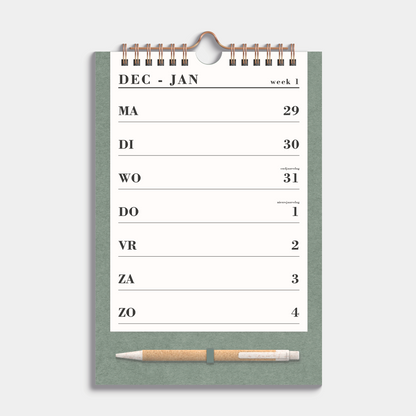 Weekkalender 2026 in A5 formaat op een minimalistisch groen kartonnen bord met pen, gebonden in een koperkleurige metalen spiraal en hanger – binnenwerk met weekoverzicht.