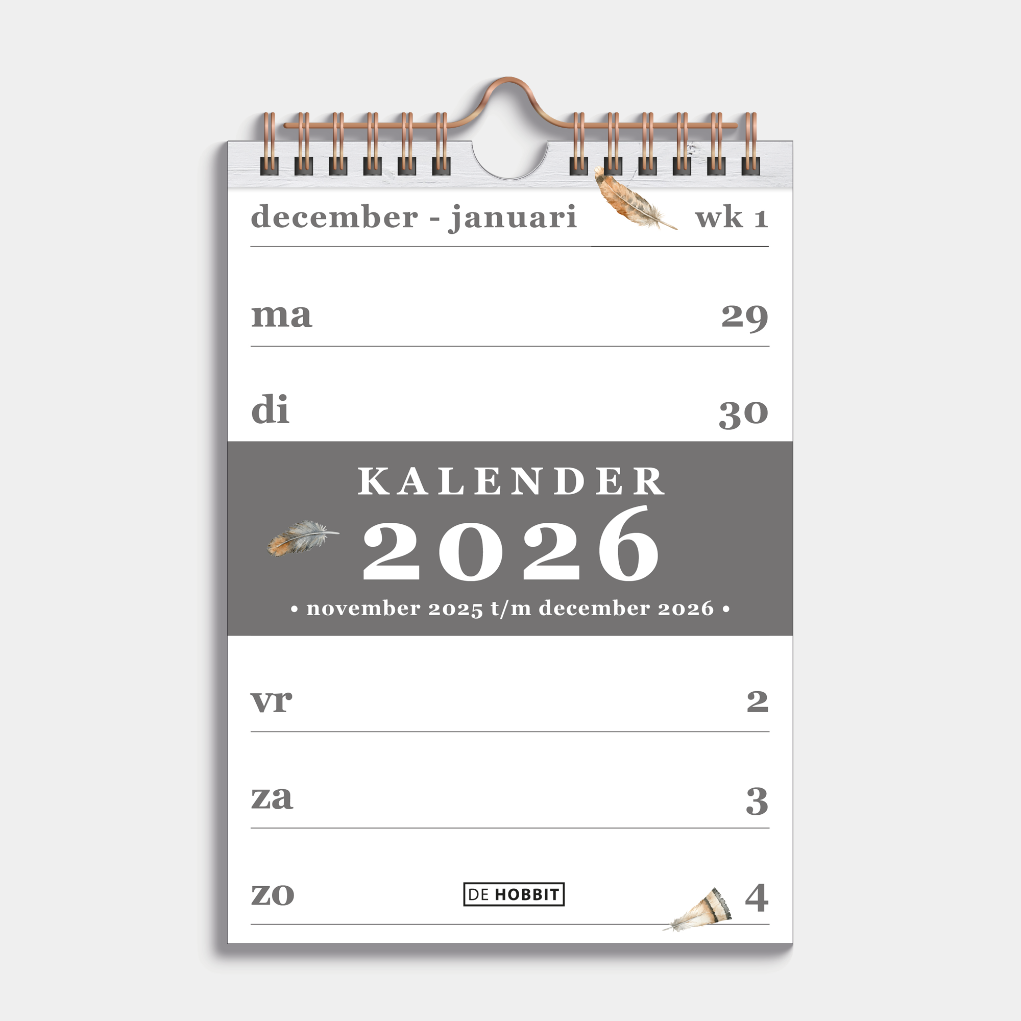 Weekkalender 2026 in A5 formaat met een motief van veertjes, gebonden in een koperkleurige metalen spiraal en hanger – vooraanzicht met voorblad.