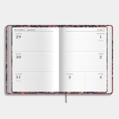 B6 weekagenda 2026 met klassieke print van lelies, passiebloemen en pioenrozen in rode tinten – binnenwerk met weekoverzicht.