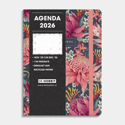 B6 weekagenda 2026 met print van tropische bloemen op een donkere achtergrond, met harde kaft en elastische sluiting – vooraanzicht met informatieve banderol.