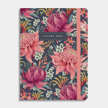 B6 weekagenda met print van tropische bloemen op een donkere achtergrond, met harde kaft en elastische sluiting – vooraanzicht.