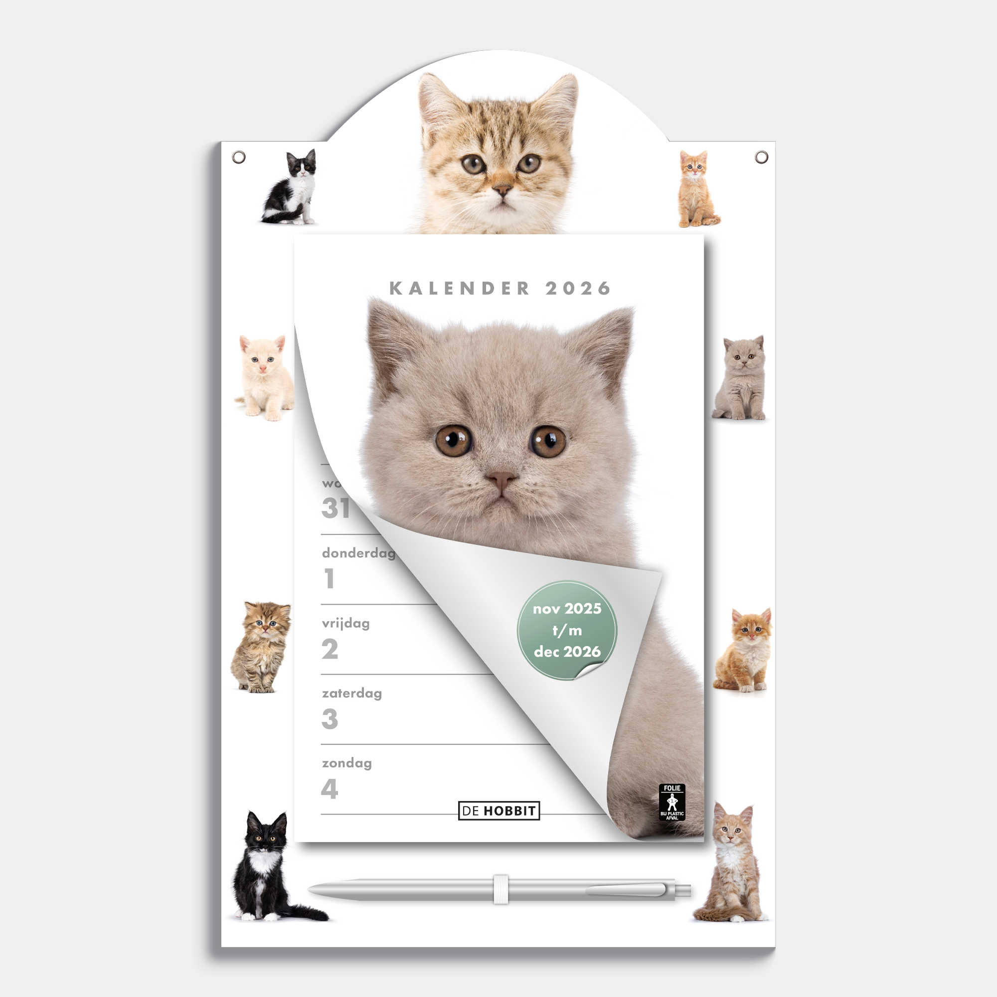Scheurkalender 2026 op een kartonnen bord voorzien van foto's van schattige katten en kittens, met pen en ophangkoord – vooraanzicht.